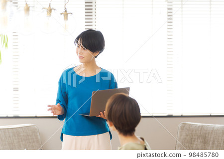 women having a meeting 98485780