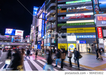 《Tokyo》Shibuya station square・Busy downtown area at night 98485802