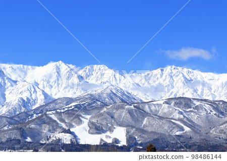 冬天的白馬，從野平看到的陽光明媚的北阿爾卑斯山 98486144