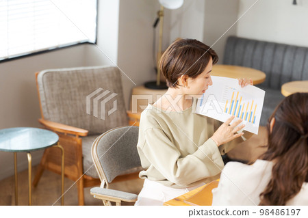 Business people to hold meetings 98486197