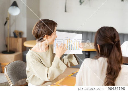 Business people to hold meetings Business people to hold meetings 98486198