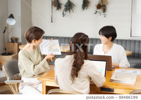 Business people to hold meetings 98486199