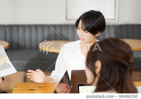 Business people to hold meetings Business people to hold meetings 98486200