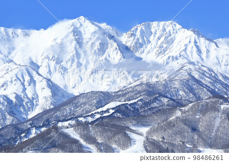 Hakuba in winter, sunny Northern Alps seen from Nodaira Hakuba in winter, sunny Northern Alps seen from Nodaira 98486261