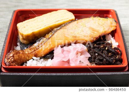 美味的銀三文魚西京燒便當（海藻便當） 98486450
