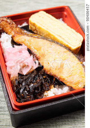 Delicious silver salmon Saikyo-yaki bento (seaweed bento) 98486457