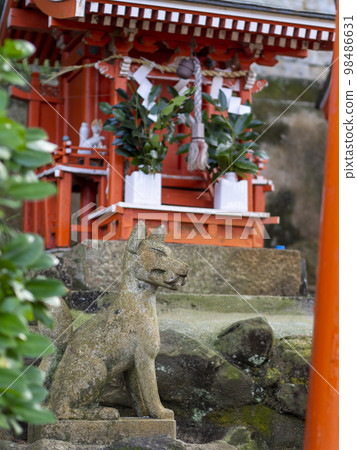 Small Inari shrine and fox statue 98486631
