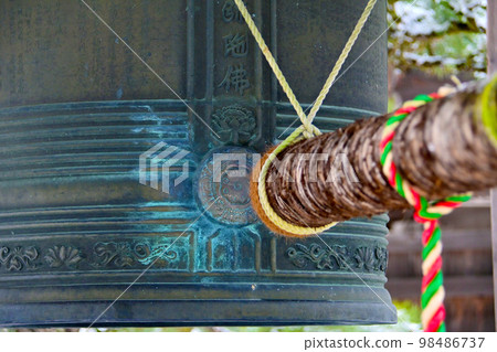 Kogetsu-in temple bell in Matsudaira in winter 98486737
