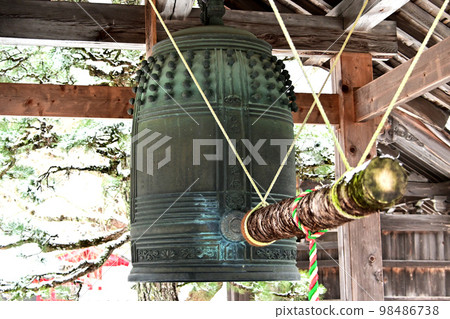 Kogetsu-in temple bell in Matsudaira in winter 98486738