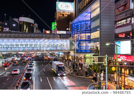 “東京”澀谷站和辦公區的夜景 “東京”澀谷站和辦公區的夜景 98486785