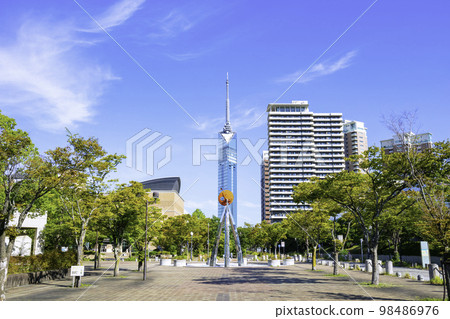 從Sazae街看到的美麗的福岡塔 從Sazae街看到的美麗的福岡塔 98486976