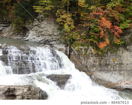 Sandan Falls where autumn leaves shine Sandan Falls where autumn leaves shine 98487013