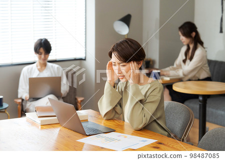 People working in a shared office 98487085