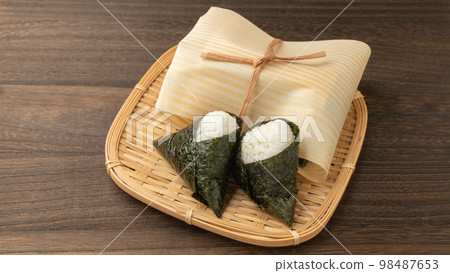 用木頭包裹的飯糰形象 用木頭包裹的飯糰形象 98487653