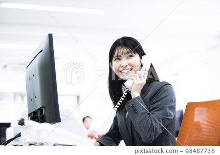 商務辦公室電話女人打電話微笑 商務辦公室電話女人打電話微笑 98487738