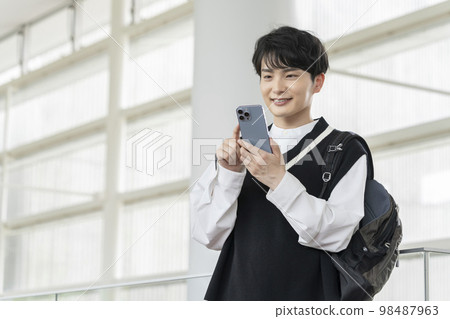 有智能手機的一個微笑的年輕人 98487963