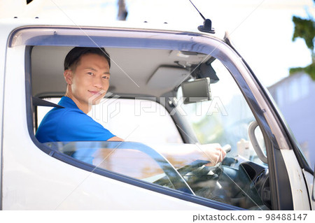 駕駛卡車的男性送貨員運輸後勤學企業形象 98488147
