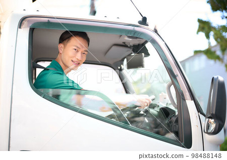 駕駛卡車的男性送貨員運輸後勤學企業形象 駕駛卡車的男性送貨員運輸後勤學企業形象 98488148