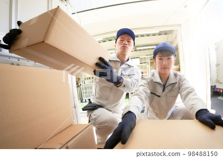 工作人員裝卸行李運輸物流企業形象 98488150