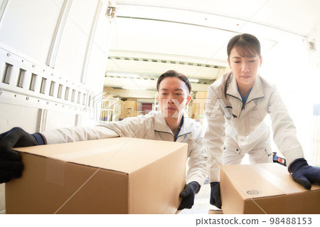 工作人員裝卸行李運輸物流企業形象 98488153