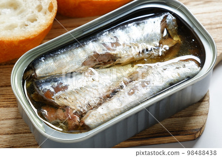 罐頭油沙丁魚和長棍麵包 98488438