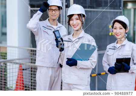 engineer with helmet 98488977