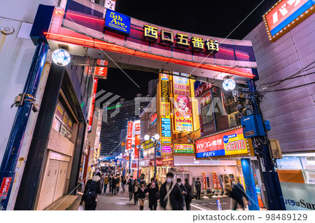 日本橫濱市景 沒有行動限制......與電暈災難前相同的人數。橫濱站前第五大道西口 = 1 月 18 日 98489129