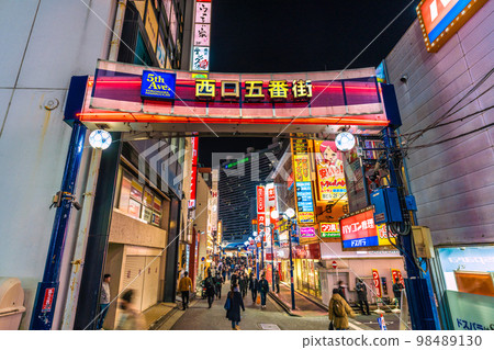 日本橫濱市景 沒有行動限制......與電暈災難前相同的人數。橫濱站前第五大道西口 = 1 月 18 日 日本橫濱市景 沒有行動限制......與電暈災難前相同的人數。橫濱站前第五大道西口 = 1 月 18 日 98489130