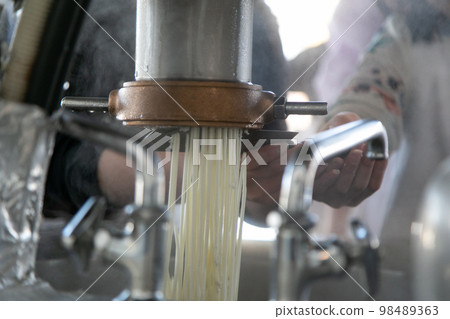 Images of the opportunity and production process for refining Morioka Reimen noodles 98489363