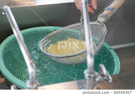 Image of the production process for distorting Morioka Reimen noodles Image of a ramen restaurant Image of the production process for distorting Morioka Reimen noodles Image of a ramen restaurant 98489367