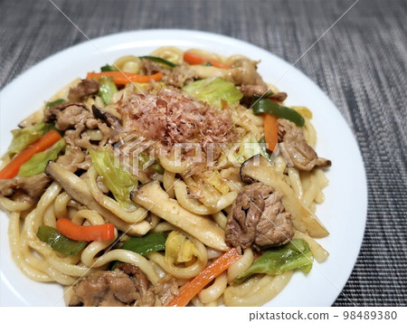 Delicious fried udon noodles with king oyster mushrooms Delicious fried udon noodles with king oyster mushrooms 98489380