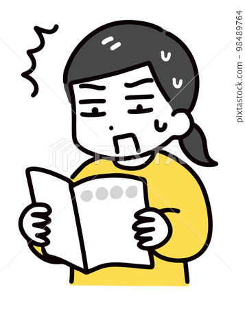 一位身著休閒裝的年輕女子在閱讀小冊子時感到驚訝（上半身） 98489764