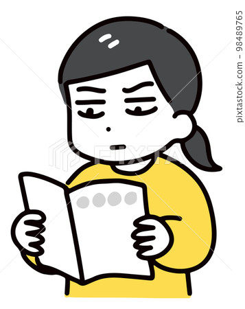 一位身著休閒裝的年輕女子正在閱讀一本小冊子，神情嚴肅（上半身）。 98489765