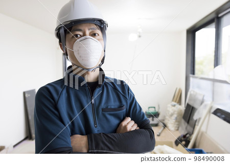 Worker man wearing a dust mask 98490008