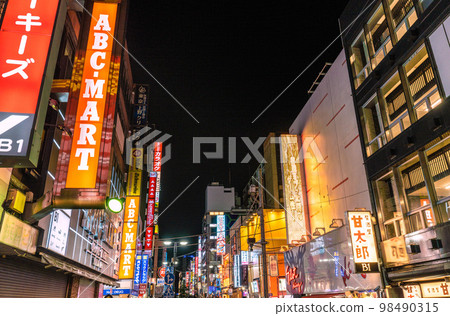 Yokohama cityscape in Japan No action restrictions (the same number of people as before the corona disaster). Parnado ST in front of Yokohama Station = January 18 98490315