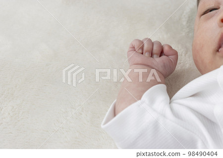Baby's right hand (0 years and 1 month, Japanese, boy) Baby's right hand (0 years and 1 month, Japanese, boy) 98490404