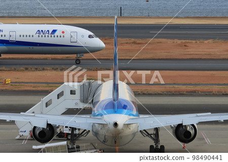 停放的飛機和滑行的飛機羽田機場運行 停放的飛機和滑行的飛機羽田機場運行 98490441