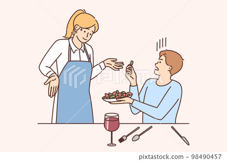 Dissatisfied client complain about dish to waitress 98490457