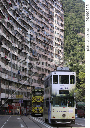 香港鰂魚涌怪獸大廈前的電車。從英國殖民時代開始 98490523