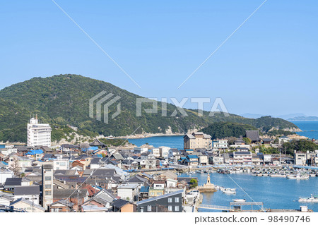 廣島縣福山市,瀨戶內海的熱門旅遊勝地鞆之浦的街景 廣島縣福山市,瀨戶內海的熱門旅遊勝地鞆之浦的街景 98490746