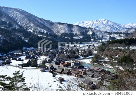 Shirakawa-go gassho style winter scenery 98491003