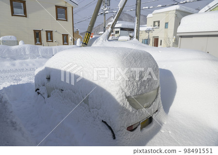 汽車停在滿是大雪的停車場 汽車停在滿是大雪的停車場 98491551