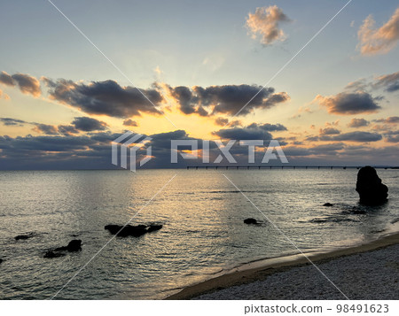 從豐見城瀨長島海岸看到的沖繩夜景 98491623