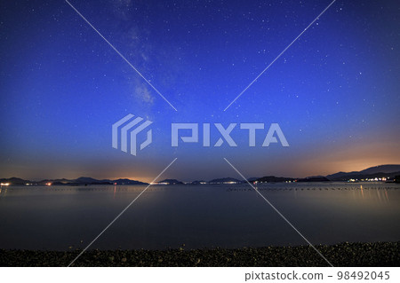 Setouchi's early summer starry sky, the Milky Way and the constellation Scorpio in the sunrise sky 98492045