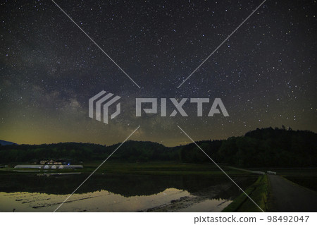 The starscape of early summer, the Milky Way flowing in the sky of the paddy fields 98492047
