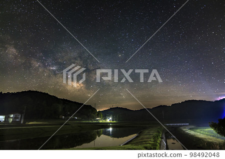 The starscape of early summer, the Milky Way flowing in the sky of the paddy fields 98492048
