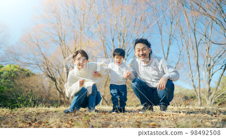 Family playing in Yoyogi Park 98492508
