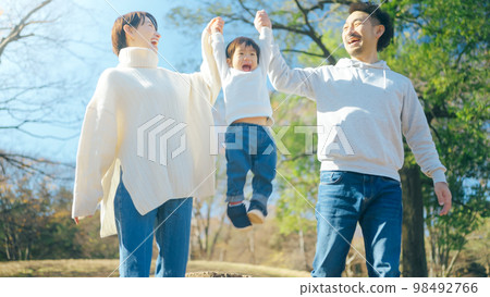 Family playing in Yoyogi Park Family playing in Yoyogi Park 98492766