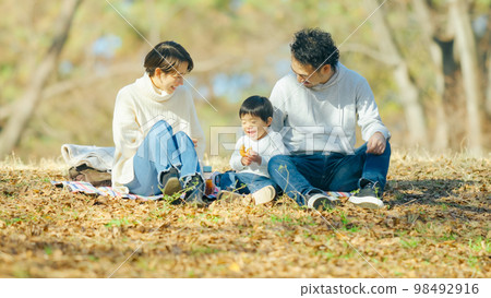 Family having a picnic in Yoyogi Park Family having a picnic in Yoyogi Park 98492916