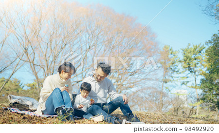 Family having a picnic in Yoyogi Park 98492920